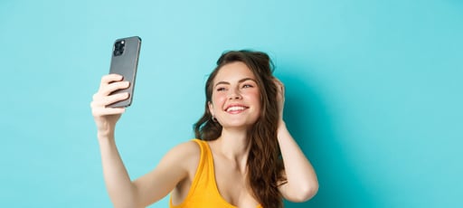 Crea un look minimalista para conseguir la selfie perfecta