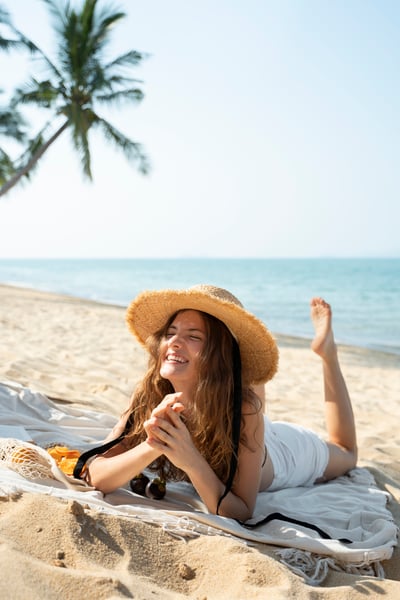 mujer-joven-disfrutando-verano