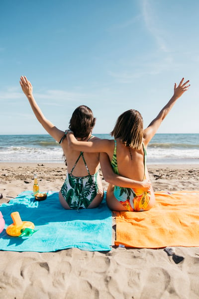 vista-trasera-chicas-playa